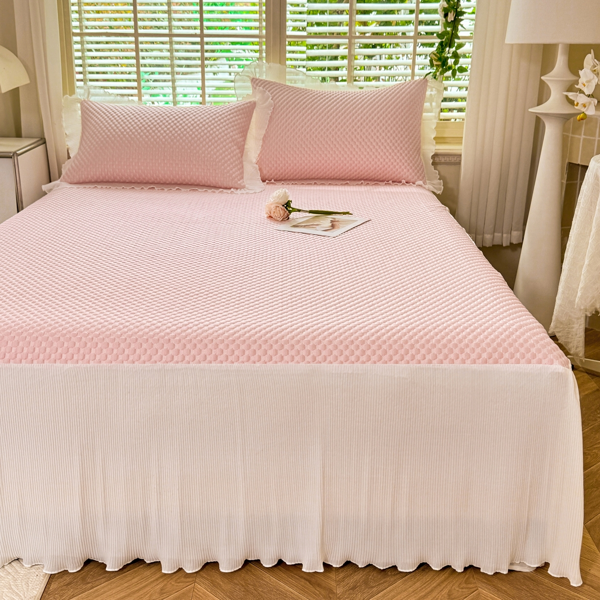 91家纺网 家纺一手货源 找家纺 逸尚阁 2026新款凉感夏被冰豆豆床裙凉席四件套 冰豆豆-仙气粉