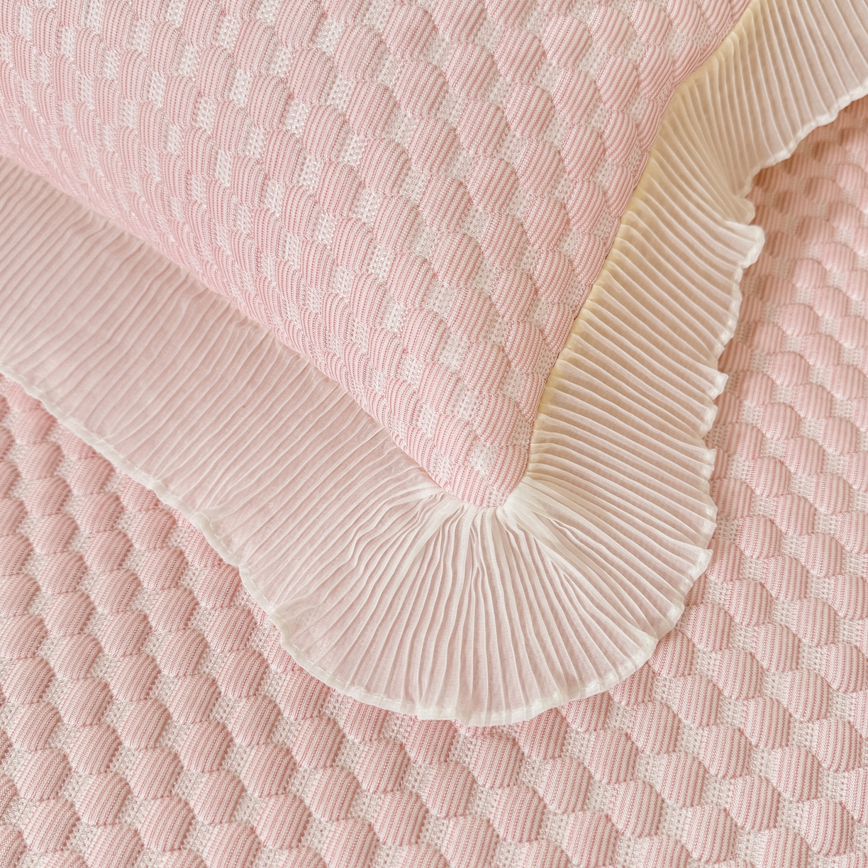 91家纺网 家纺一手货源 找家纺 逸尚阁 2026新款凉感夏被冰豆豆床裙凉席四件套 冰豆豆-仙气粉