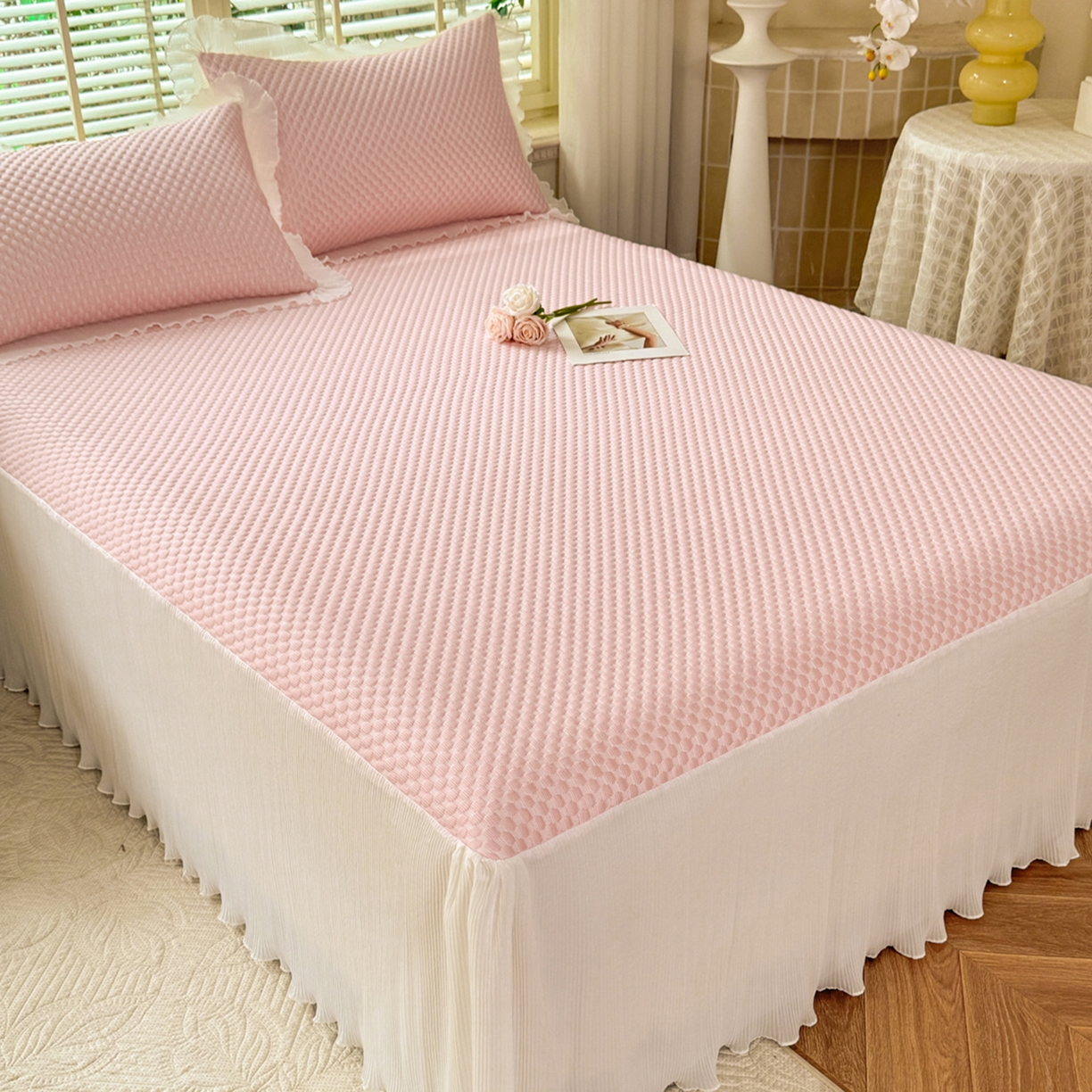 91家纺网 家纺一手货源 找家纺 逸尚阁 2026新款凉感夏被冰豆豆床裙凉席四件套 冰豆豆-仙气粉