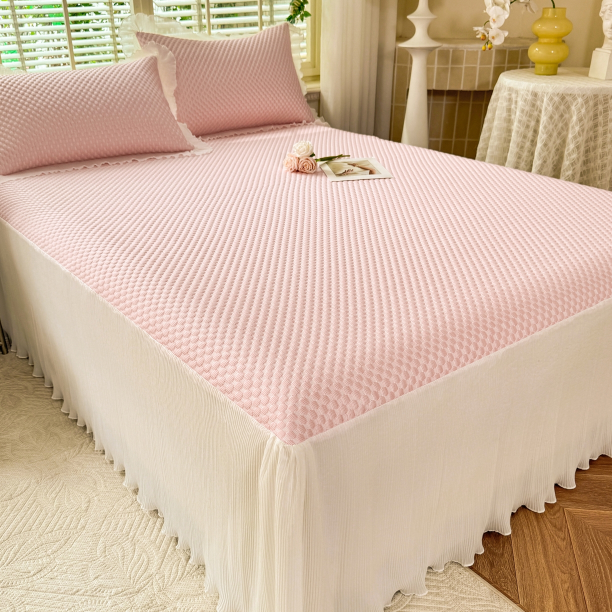 91家纺网 家纺一手货源 找家纺 逸尚阁 2026新款凉感夏被冰豆豆床裙凉席四件套 冰豆豆-仙气粉