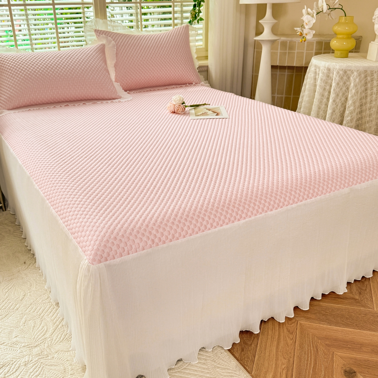 91家纺网 家纺一手货源 找家纺 逸尚阁 2026新款凉感夏被冰豆豆床裙凉席四件套 冰豆豆-仙气粉