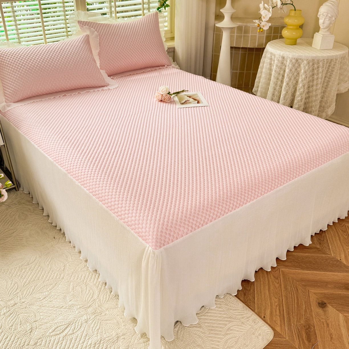 91家纺网 家纺一手货源 找家纺 逸尚阁 2026新款凉感夏被冰豆豆床裙凉席四件套 冰豆豆-仙气粉