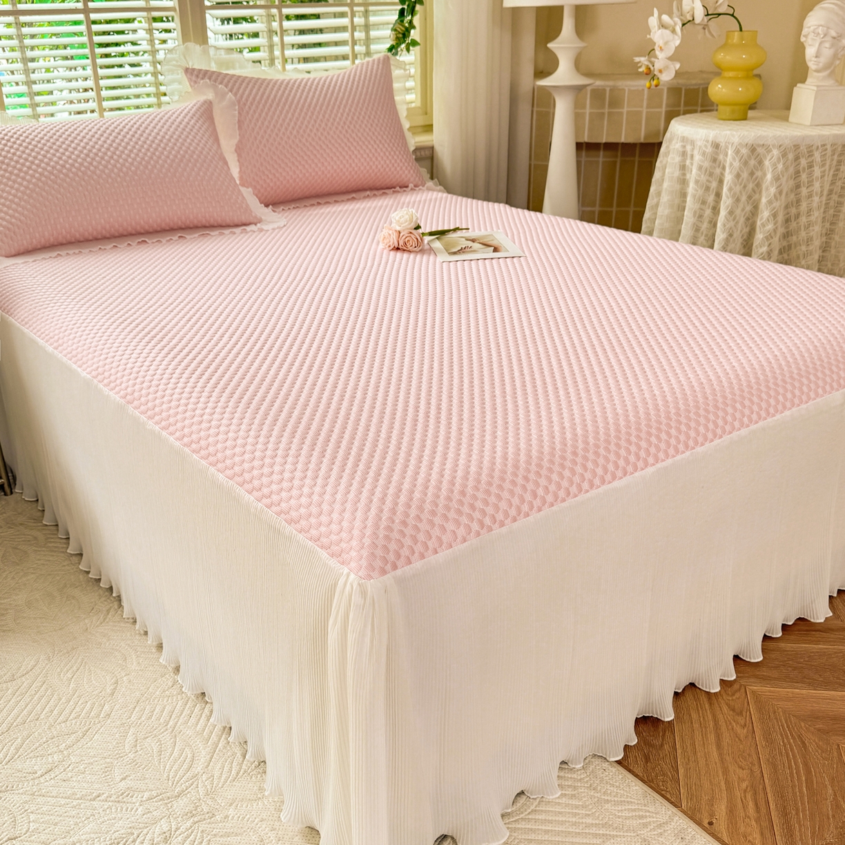 91家纺网 家纺一手货源 找家纺 逸尚阁 2026新款凉感夏被冰豆豆床裙凉席四件套 冰豆豆-仙气粉