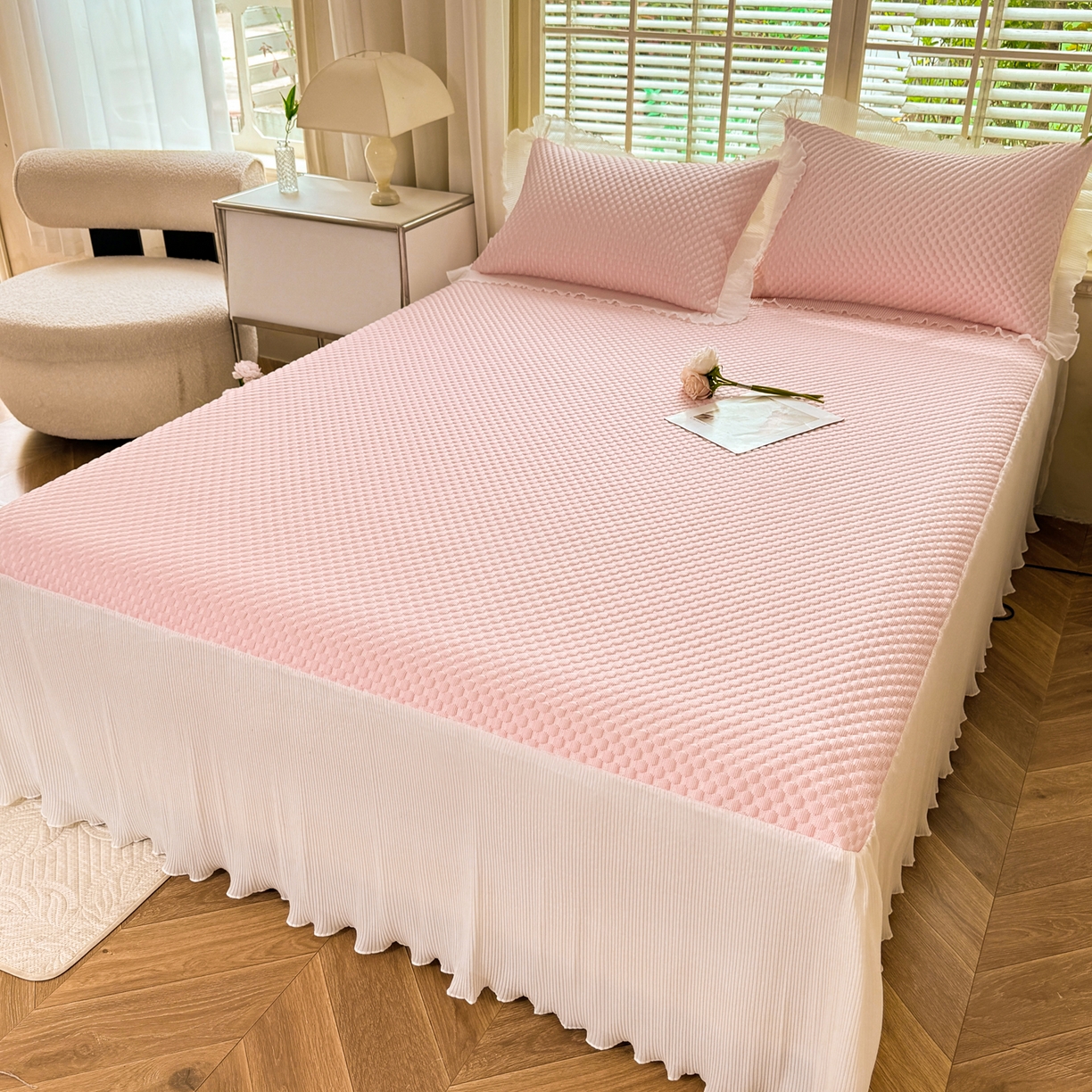 91家纺网 家纺一手货源 找家纺 逸尚阁 2026新款凉感夏被冰豆豆床裙凉席四件套 冰豆豆-仙气粉