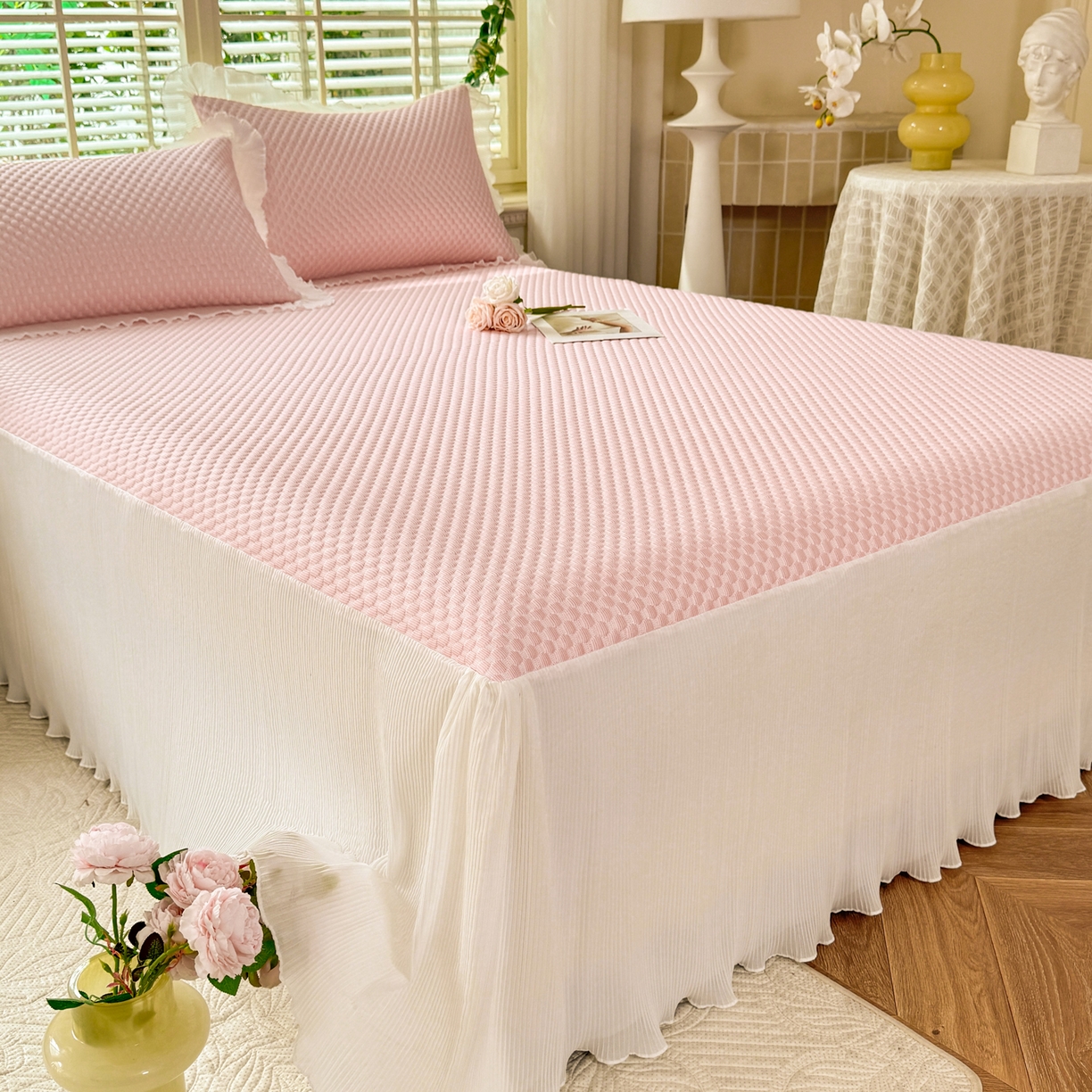 91家纺网 家纺一手货源 找家纺 逸尚阁 2026新款凉感夏被冰豆豆床裙凉席四件套 冰豆豆-仙气粉