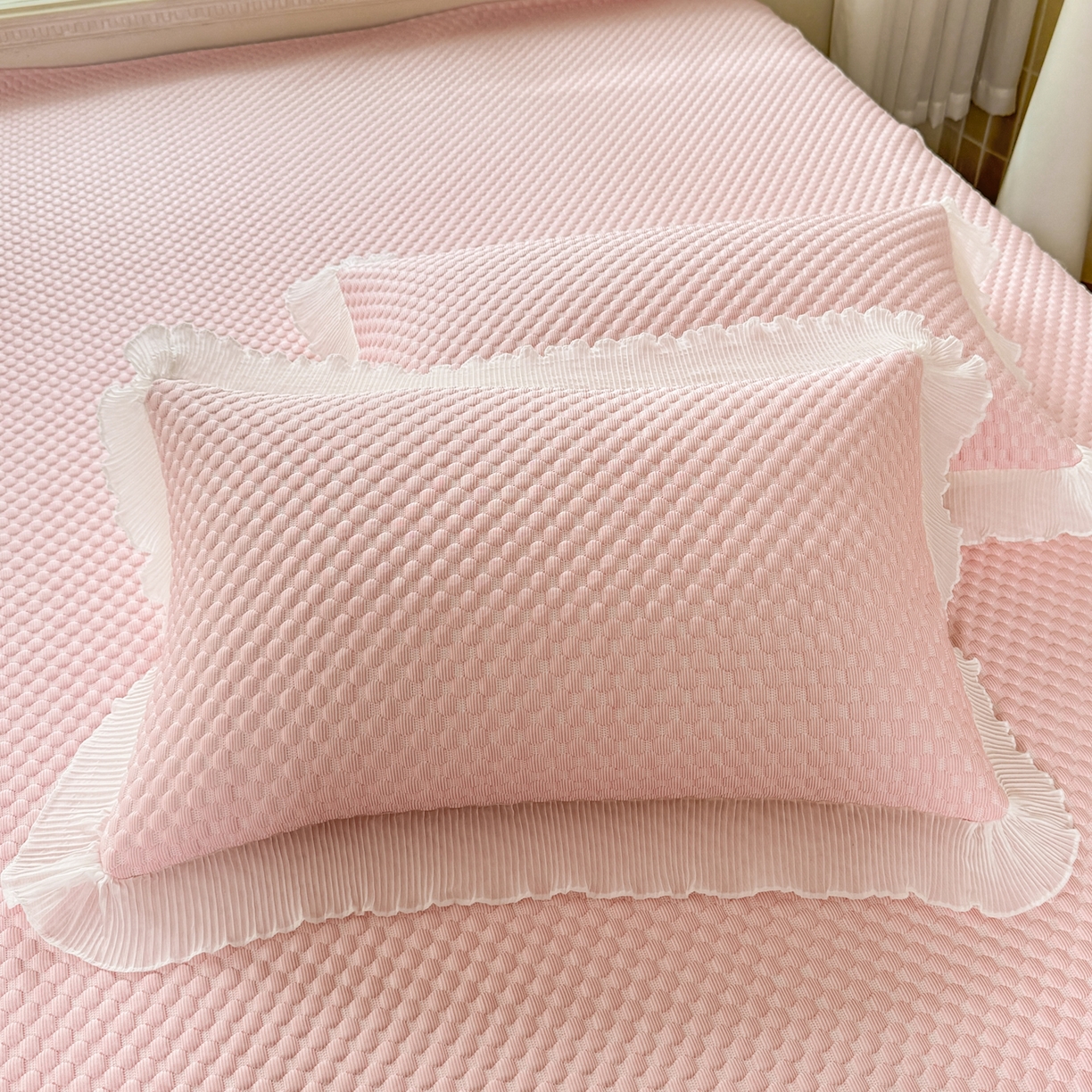 91家纺网 家纺一手货源 找家纺 逸尚阁 2026新款凉感夏被冰豆豆床裙凉席四件套 冰豆豆-仙气粉