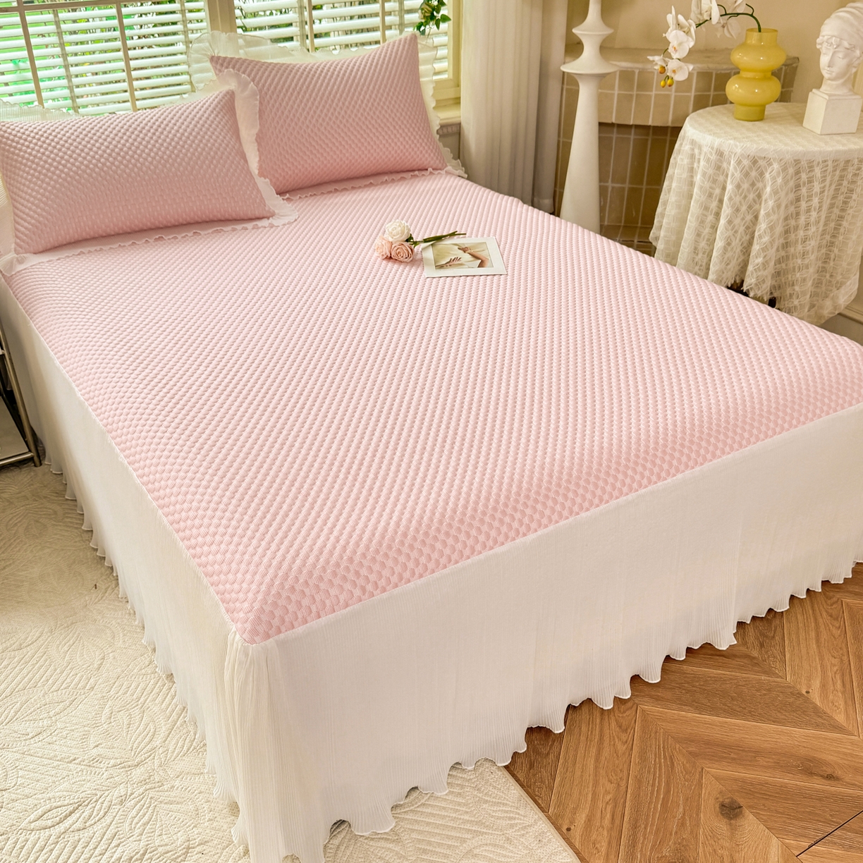 91家纺网 家纺一手货源 找家纺 逸尚阁 2026新款凉感夏被冰豆豆床裙凉席四件套 冰豆豆-仙气粉