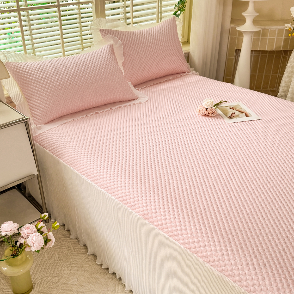 91家纺网 家纺一手货源 找家纺 逸尚阁 2026新款凉感夏被冰豆豆床裙凉席四件套 冰豆豆-仙气粉