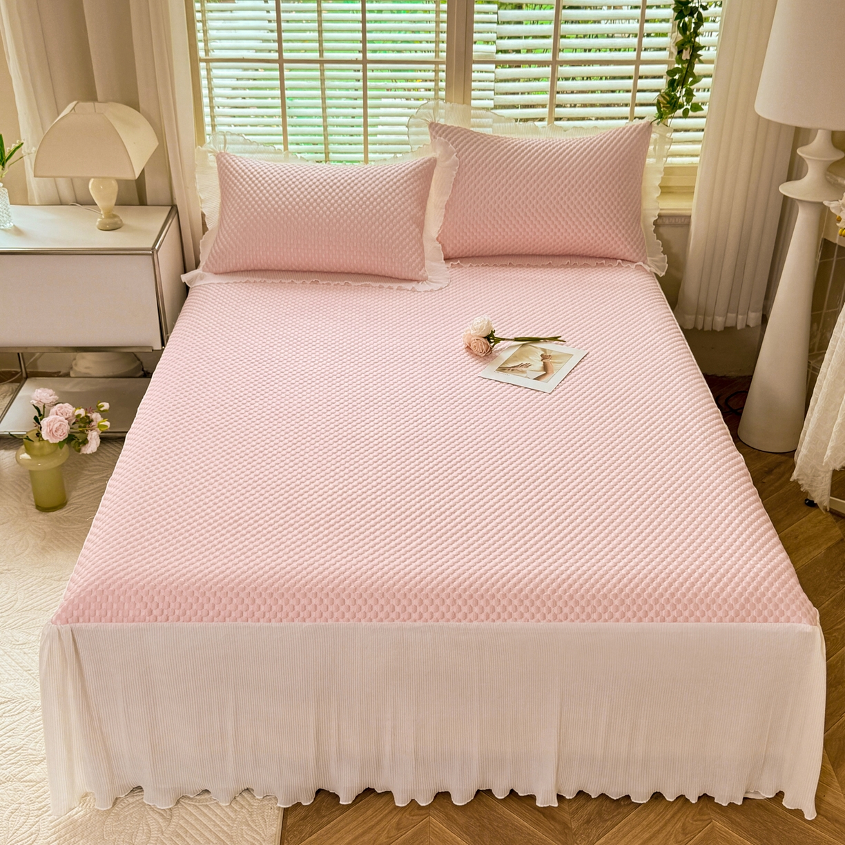 91家纺网 家纺一手货源 找家纺 逸尚阁 2026新款凉感夏被冰豆豆床裙凉席四件套 冰豆豆-仙气粉