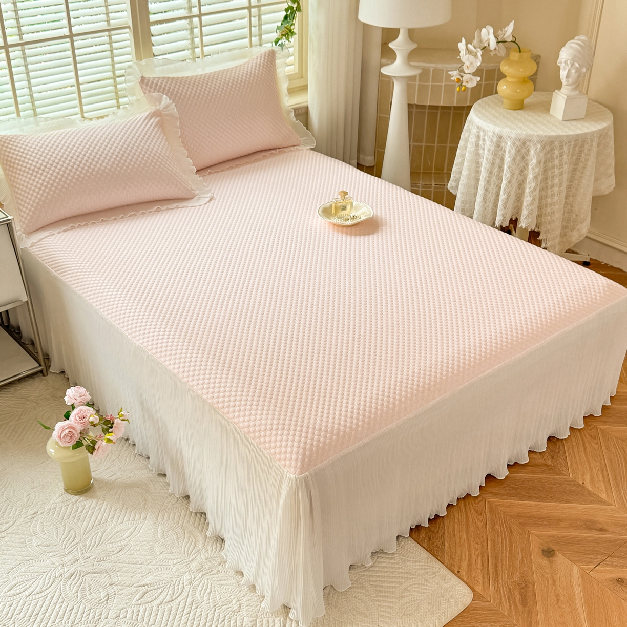 91家纺网 家纺一手货源 找家纺 逸尚阁 2026新款凉感夏被冰豆豆床裙凉席四件套 冰豆豆-桃子粉