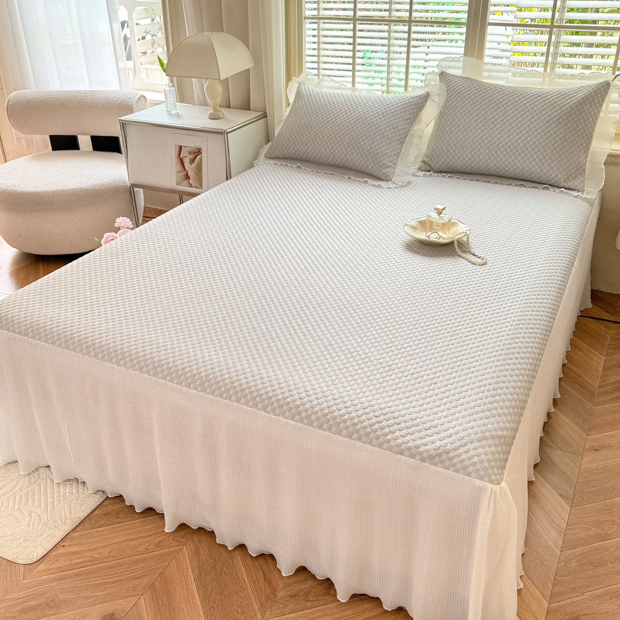 91家纺网 家纺一手货源 找家纺 逸尚阁 2026新款凉感夏被冰豆豆床裙凉席四件套 冰豆豆-银光灰