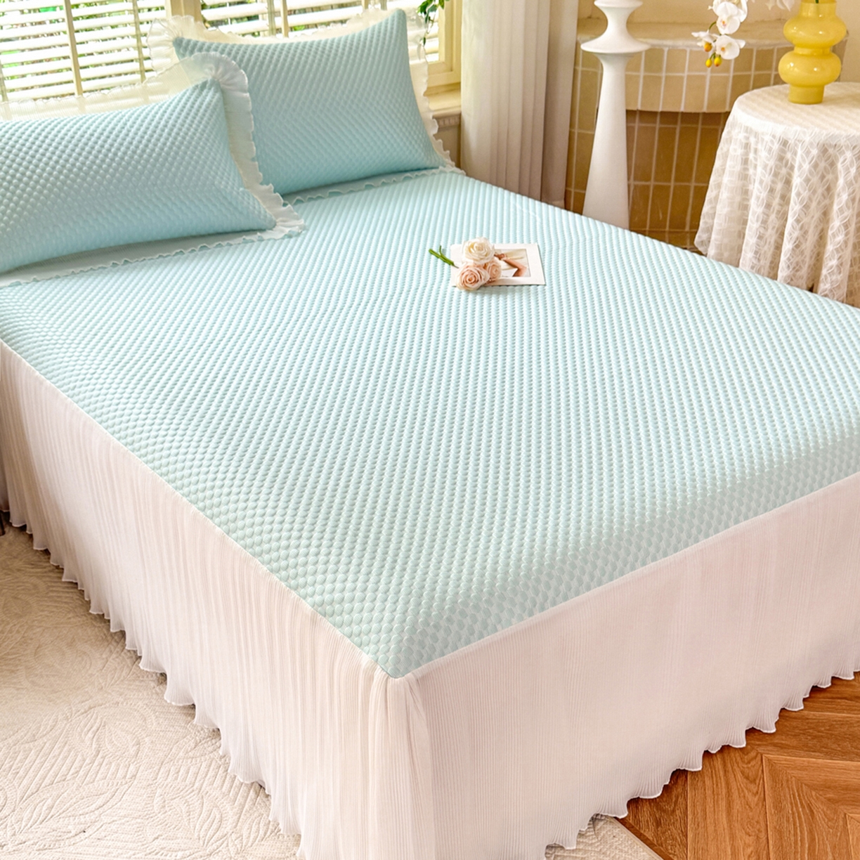 91家纺网 家纺一手货源 找家纺 逸尚阁 2026新款凉感夏被冰豆豆床裙凉席四件套 冰豆豆-天空蓝