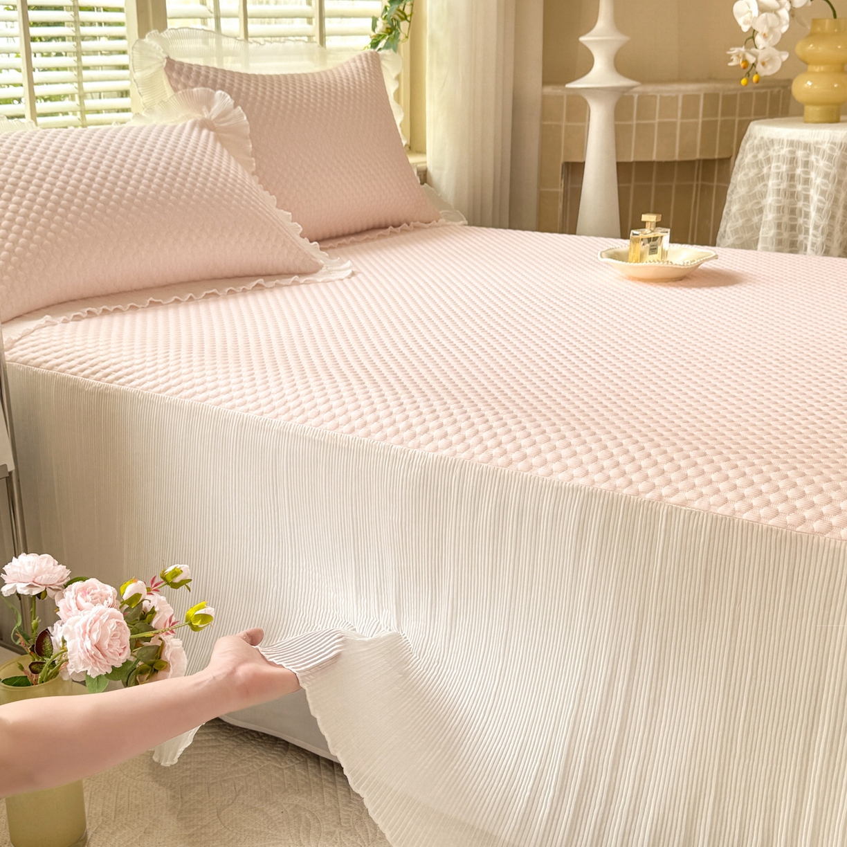 91家纺网 家纺一手货源 找家纺 逸尚阁 2026新款凉感夏被冰豆豆床裙凉席四件套 冰豆豆-桃子粉