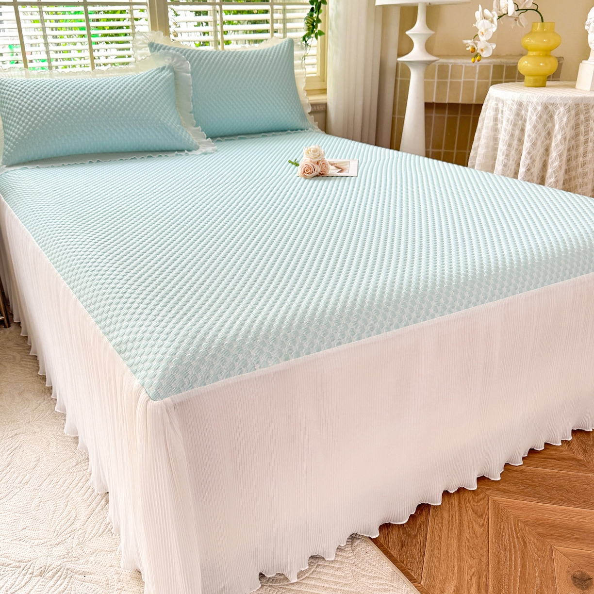 91家纺网 家纺一手货源 找家纺 逸尚阁 2026新款凉感夏被冰豆豆床裙凉席四件套 冰豆豆-天空蓝