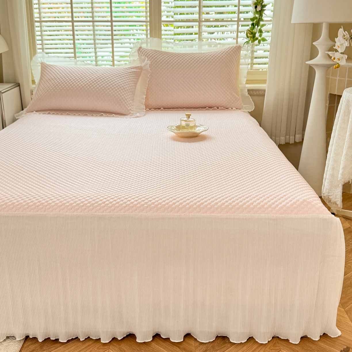 91家纺网 家纺一手货源 找家纺 逸尚阁 2026新款凉感夏被冰豆豆床裙凉席四件套 冰豆豆-桃子粉