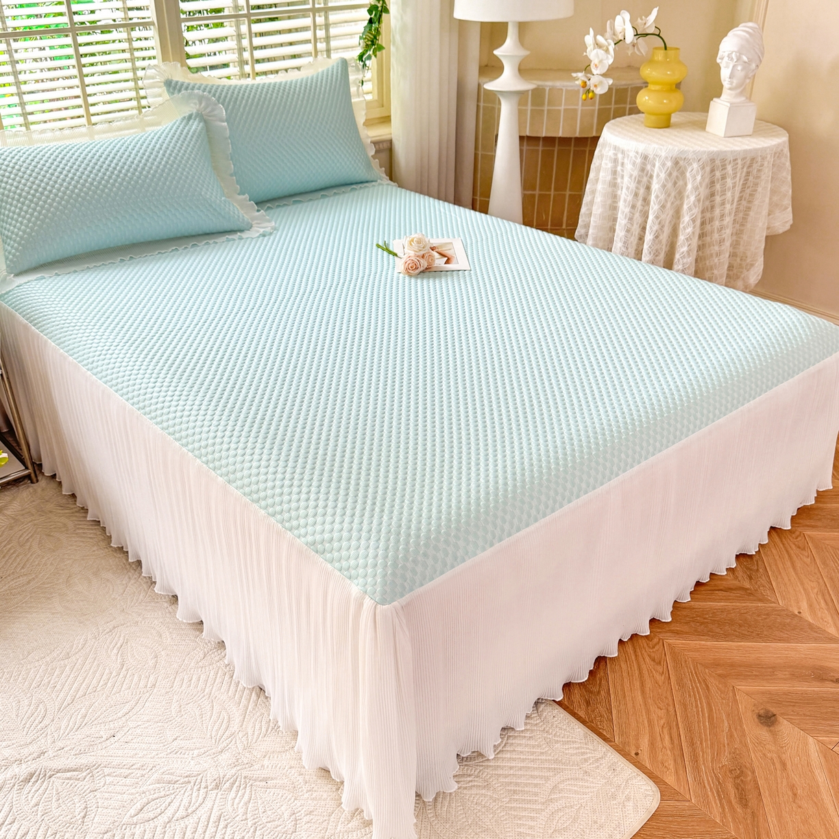 91家纺网 家纺一手货源 找家纺 逸尚阁 2026新款凉感夏被冰豆豆床裙凉席四件套 冰豆豆-天空蓝