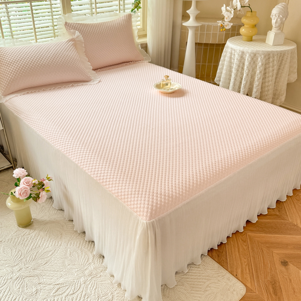 91家纺网 家纺一手货源 找家纺 逸尚阁 2026新款凉感夏被冰豆豆床裙凉席四件套 冰豆豆-桃子粉