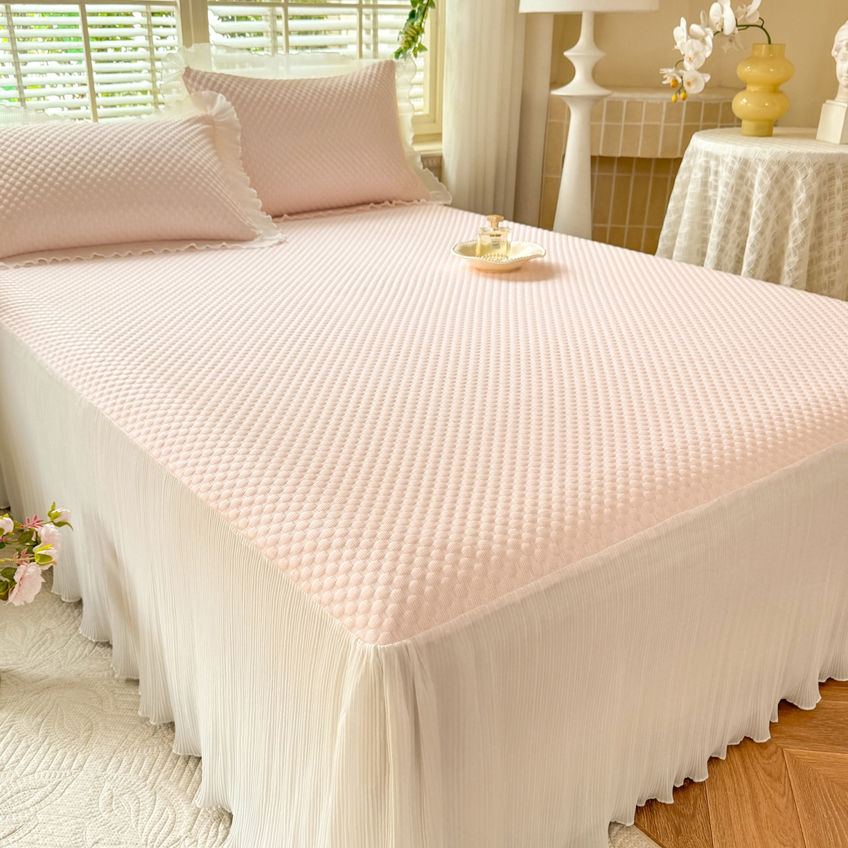 91家纺网 家纺一手货源 找家纺 逸尚阁 2026新款凉感夏被冰豆豆床裙凉席四件套 冰豆豆-桃子粉