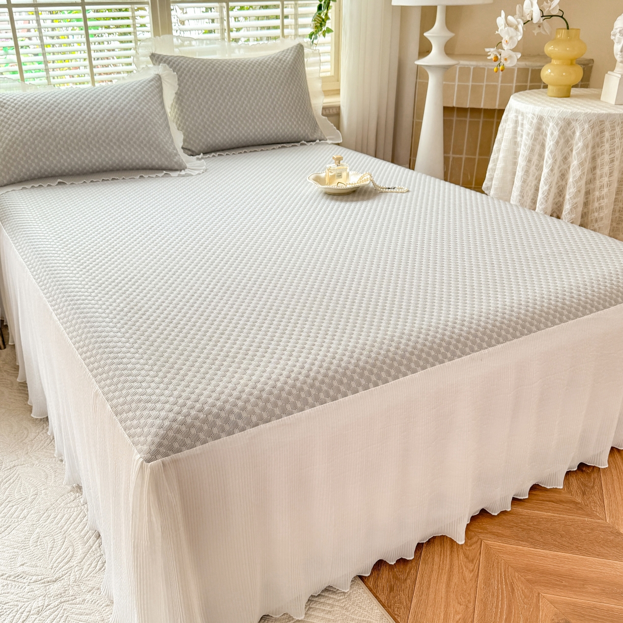 91家纺网 家纺一手货源 找家纺 逸尚阁 2026新款凉感夏被冰豆豆床裙凉席四件套 冰豆豆-银光灰