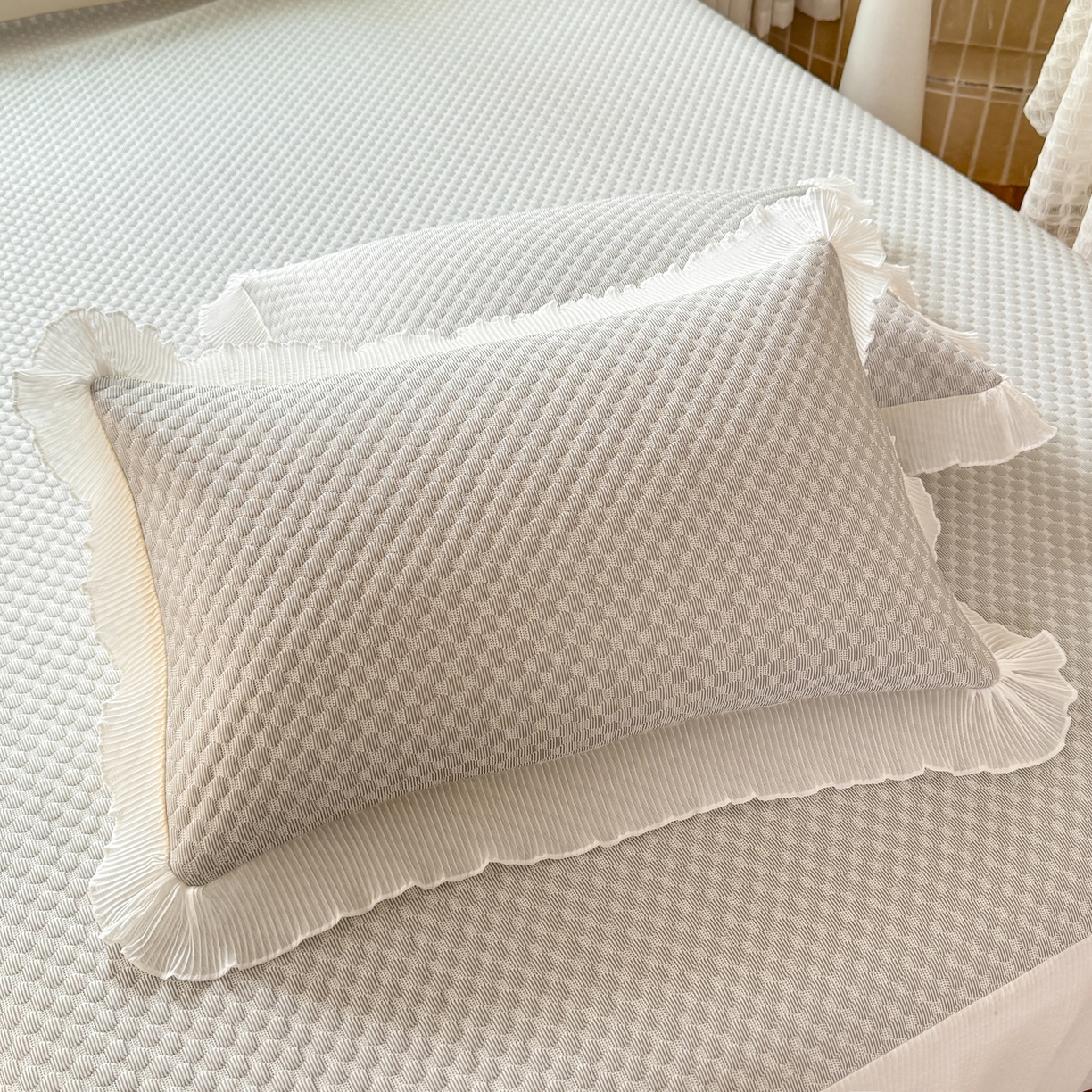 91家纺网 家纺一手货源 找家纺 逸尚阁 2026新款凉感夏被冰豆豆床裙凉席四件套 冰豆豆-银光灰