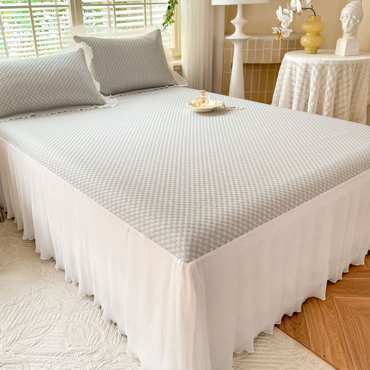 91家纺网 家纺一手货源 找家纺 逸尚阁 2026新款凉感夏被冰豆豆床裙凉席四件套 冰豆豆-银光灰