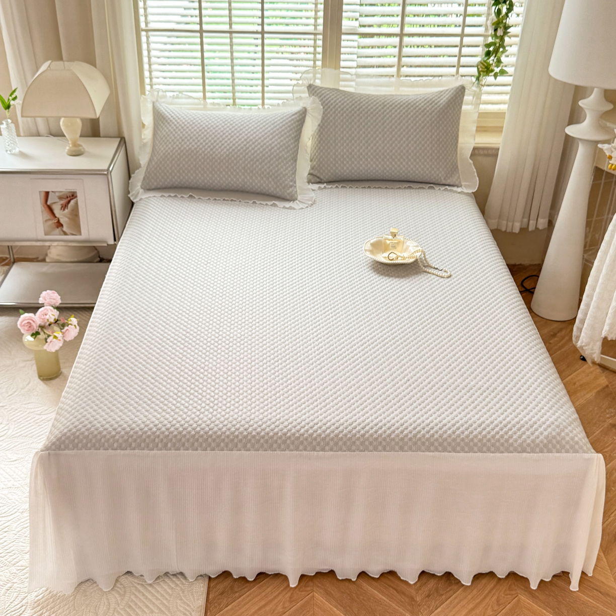 91家纺网 家纺一手货源 找家纺 逸尚阁 2026新款凉感夏被冰豆豆床裙凉席四件套 冰豆豆-银光灰