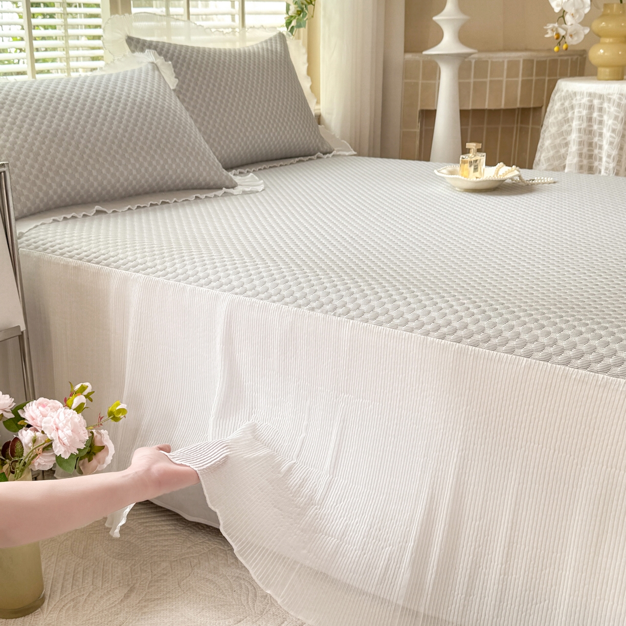 91家纺网 家纺一手货源 找家纺 逸尚阁 2026新款凉感夏被冰豆豆床裙凉席四件套 冰豆豆-银光灰