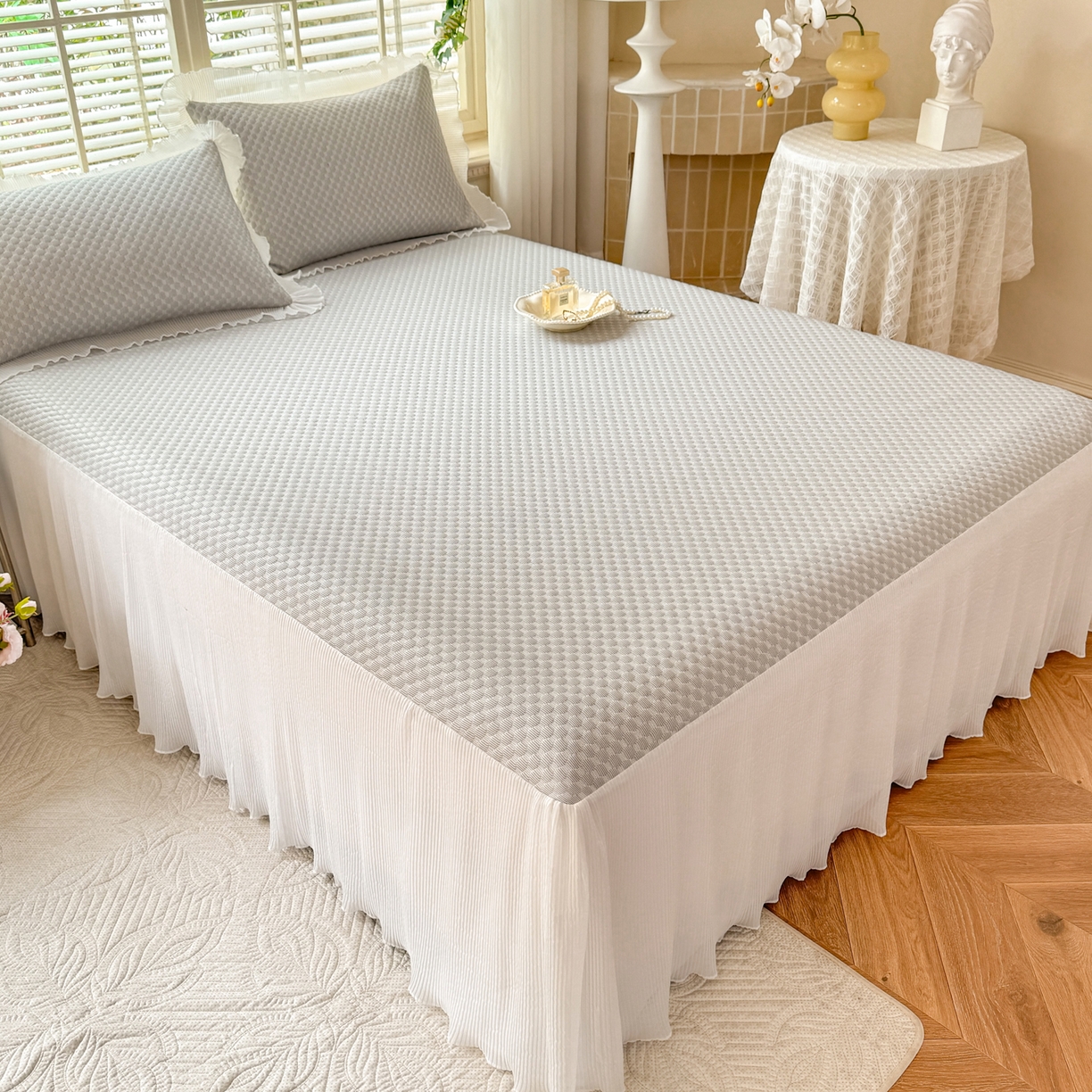 91家纺网 家纺一手货源 找家纺 逸尚阁 2026新款凉感夏被冰豆豆床裙凉席四件套 冰豆豆-银光灰