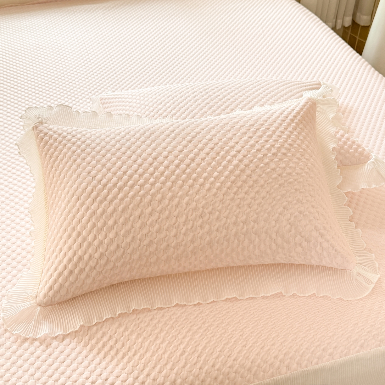 91家纺网 家纺一手货源 找家纺 逸尚阁 2026新款凉感夏被冰豆豆床裙凉席四件套 冰豆豆-桃子粉