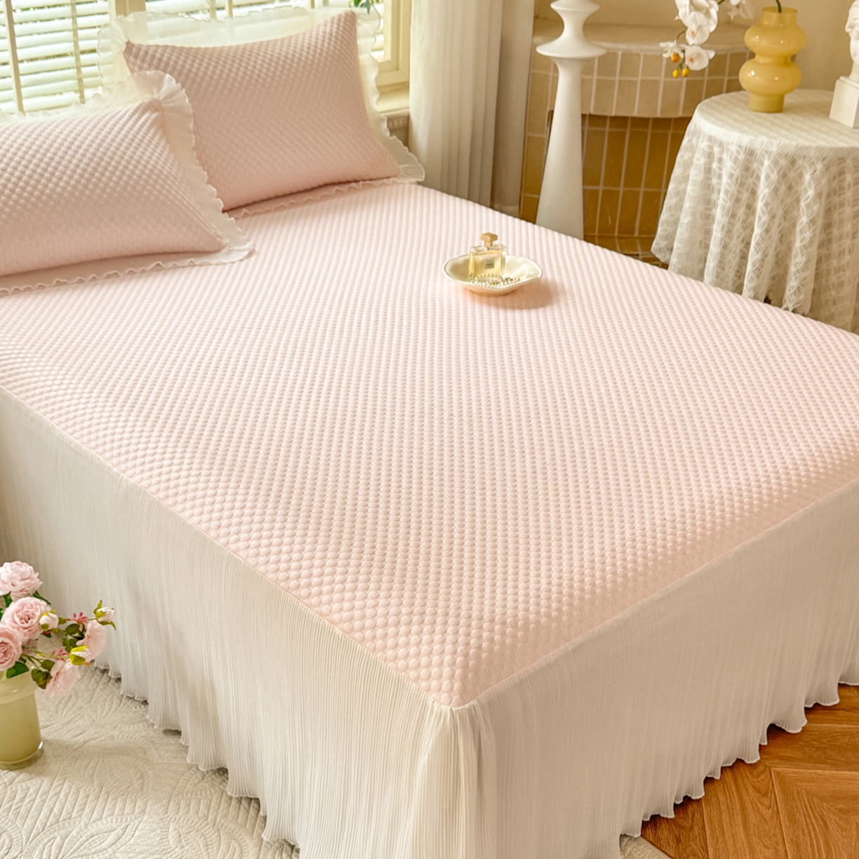 91家纺网 家纺一手货源 找家纺 逸尚阁 2026新款凉感夏被冰豆豆床裙凉席四件套 冰豆豆-桃子粉