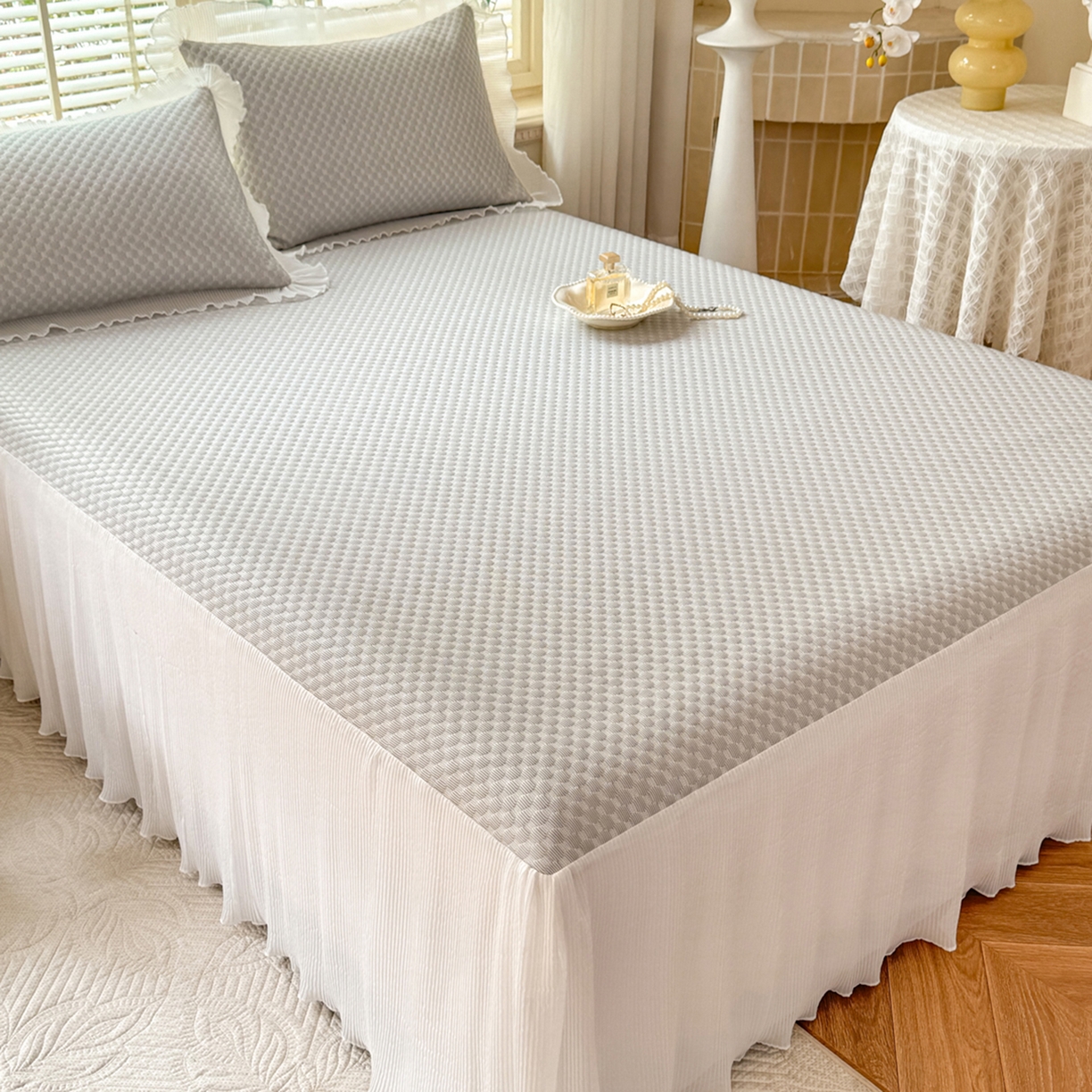 91家纺网 家纺一手货源 找家纺 逸尚阁 2026新款凉感夏被冰豆豆床裙凉席四件套 冰豆豆-银光灰