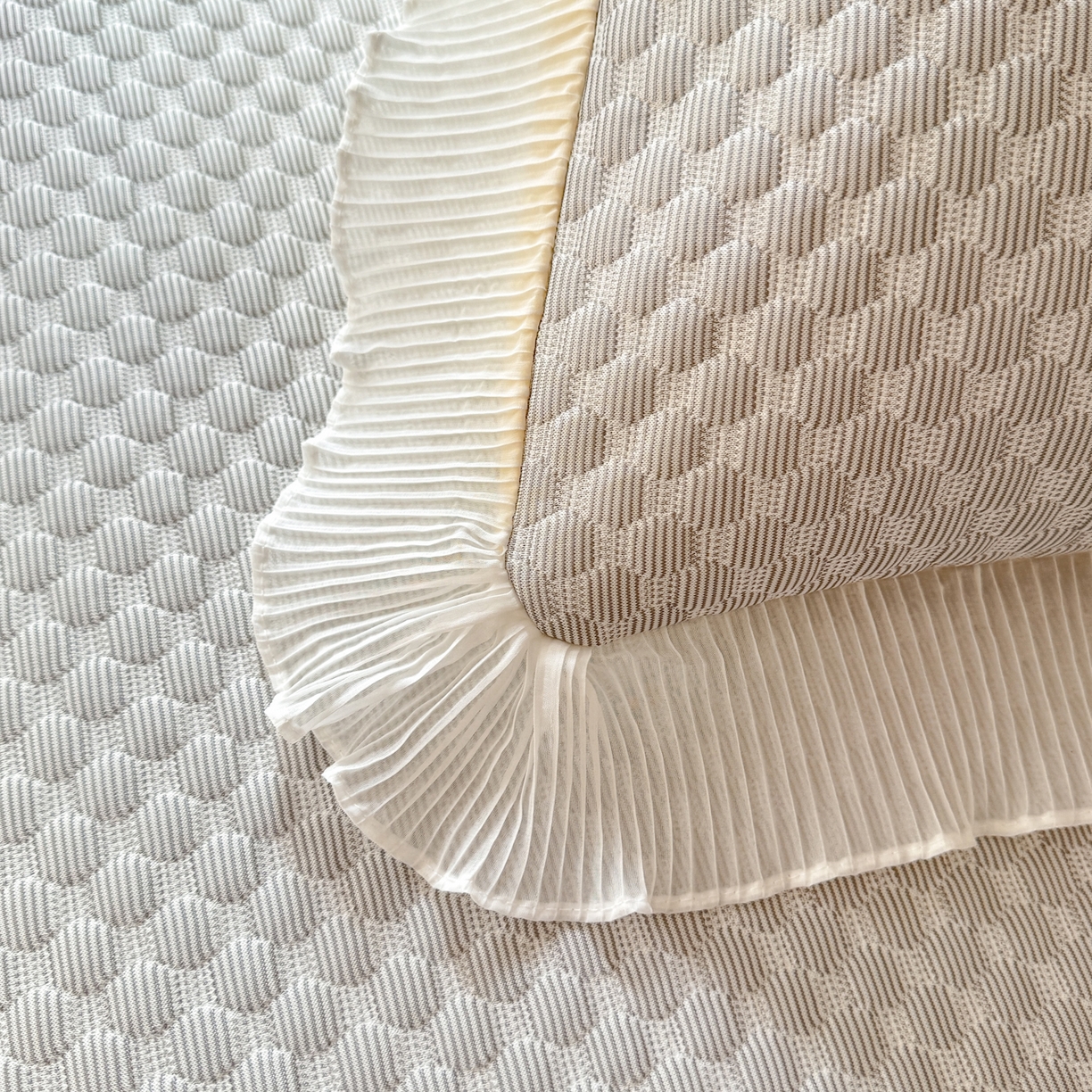 91家纺网 家纺一手货源 找家纺 逸尚阁 2026新款凉感夏被冰豆豆床裙凉席四件套 冰豆豆-银光灰