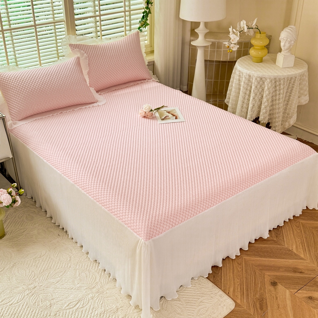 91家纺网 家纺一手货源 找家纺 逸尚阁 2026新款凉感夏被冰豆豆床裙凉席四件套 冰豆豆-仙气粉