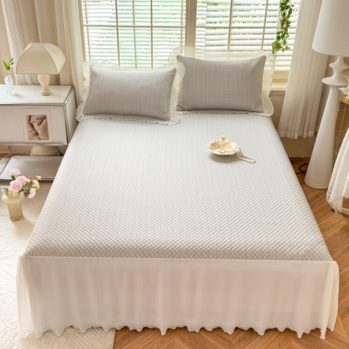 91家纺网 家纺一手货源 找家纺 逸尚阁 2026新款凉感夏被冰豆豆床裙凉席四件套 冰豆豆-银光灰