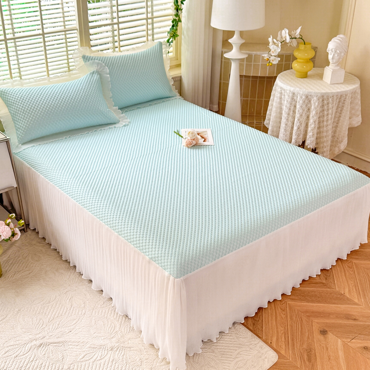 91家纺网 家纺一手货源 找家纺 逸尚阁 2026新款凉感夏被冰豆豆床裙凉席四件套 冰豆豆-天空蓝