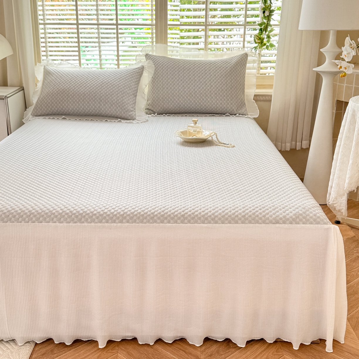 91家纺网 家纺一手货源 找家纺 逸尚阁 2026新款凉感夏被冰豆豆床裙凉席四件套 冰豆豆-银光灰