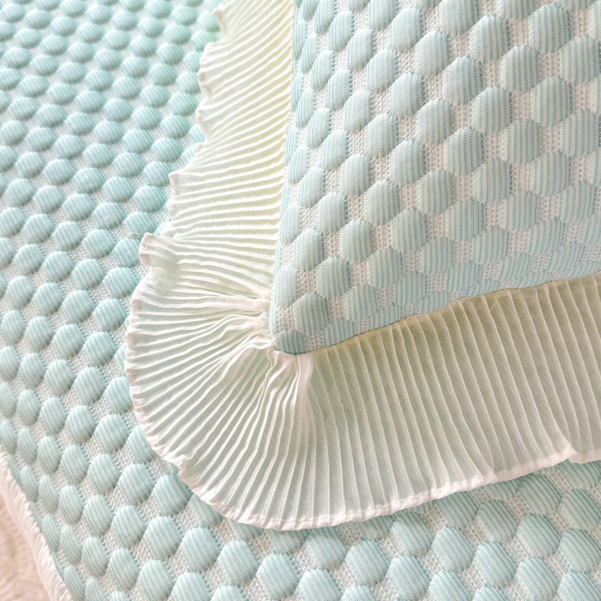 91家纺网 家纺一手货源 找家纺 逸尚阁 2026新款凉感夏被冰豆豆床裙凉席四件套 冰豆豆-天空蓝