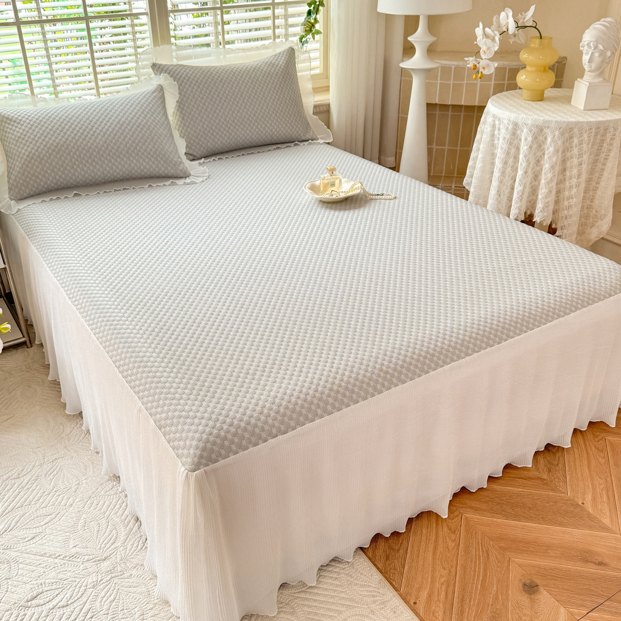 91家纺网 家纺一手货源 找家纺 逸尚阁 2026新款凉感夏被冰豆豆床裙凉席四件套 冰豆豆-银光灰