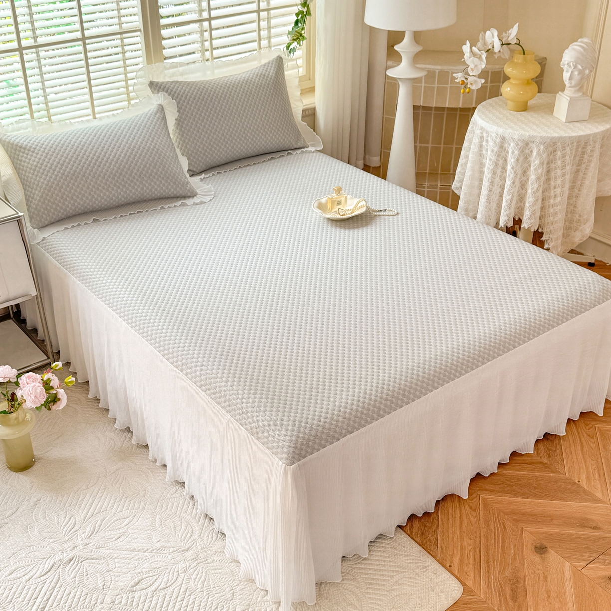 91家纺网 家纺一手货源 找家纺 逸尚阁 2026新款凉感夏被冰豆豆床裙凉席四件套 冰豆豆-银光灰