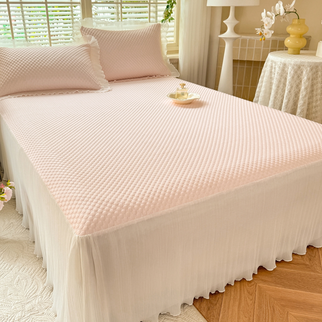 91家纺网 家纺一手货源 找家纺 逸尚阁 2026新款凉感夏被冰豆豆床裙凉席四件套 冰豆豆-桃子粉