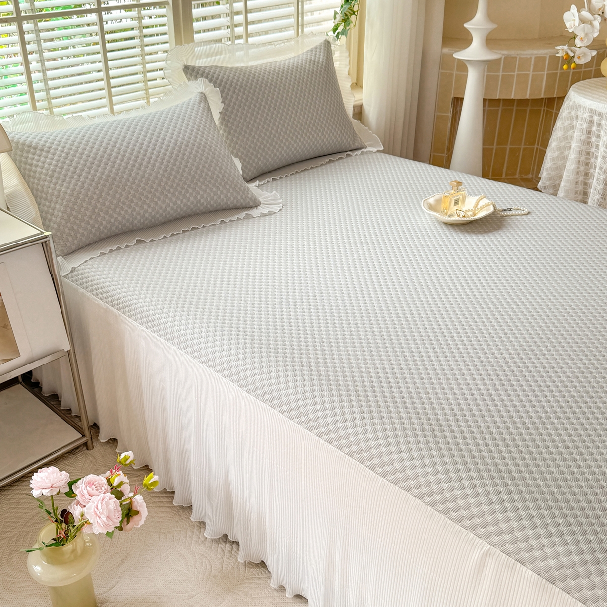 91家纺网 家纺一手货源 找家纺 逸尚阁 2026新款凉感夏被冰豆豆床裙凉席四件套 冰豆豆-银光灰