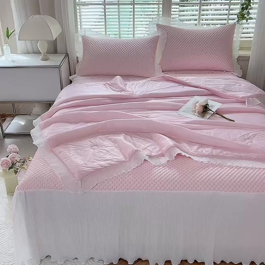 91家纺网 家纺一手货源 找家纺 逸尚阁 2026新款凉感夏被冰豆豆床裙凉席四件套 冰豆豆-仙气粉