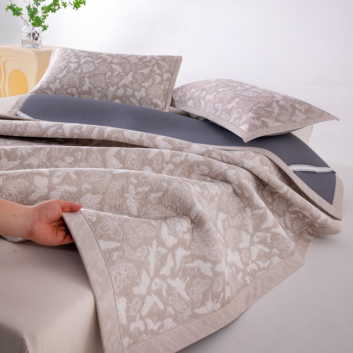 91家纺网 家纺一手货源 找家纺 女子家纺 2026新款A类凉感冰豆豆双面提花席-漫天蝶舞系列 漫天蝶舞-香槟金