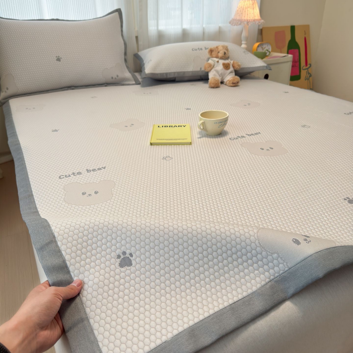 亿梵家居 2026春夏新款冰豆豆PE高分子凉席 比利熊-咖