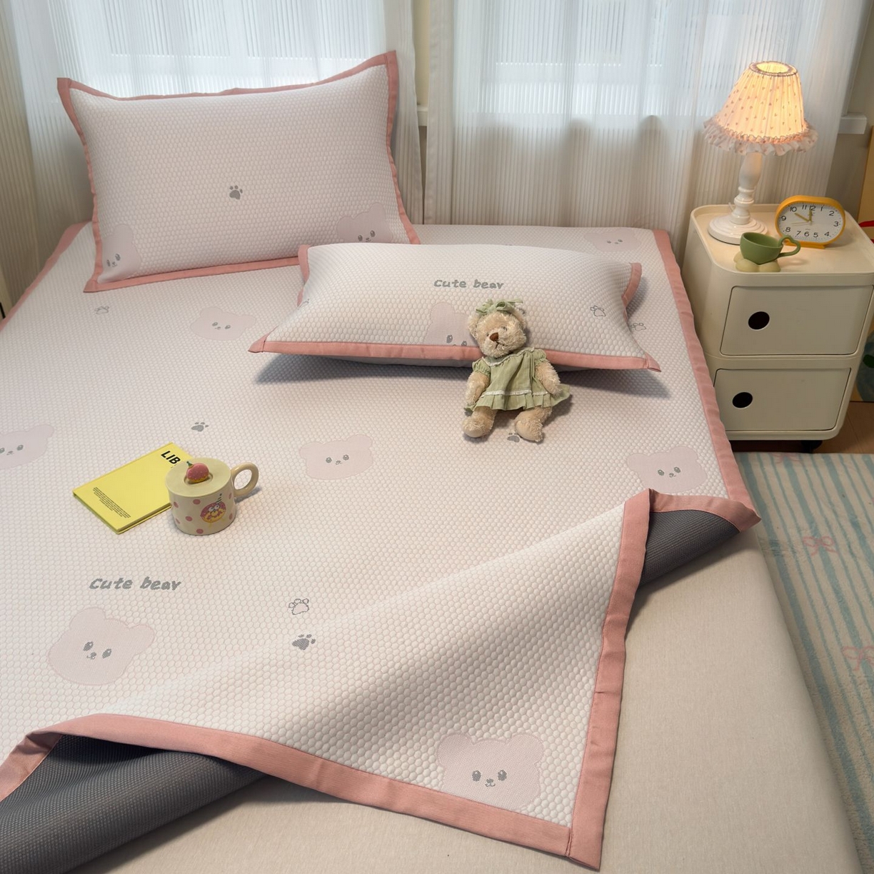 91家纺网 家纺一手货源 找家纺 亿梵家居 2026春夏新款冰豆豆PE高分子凉席 比利熊-粉