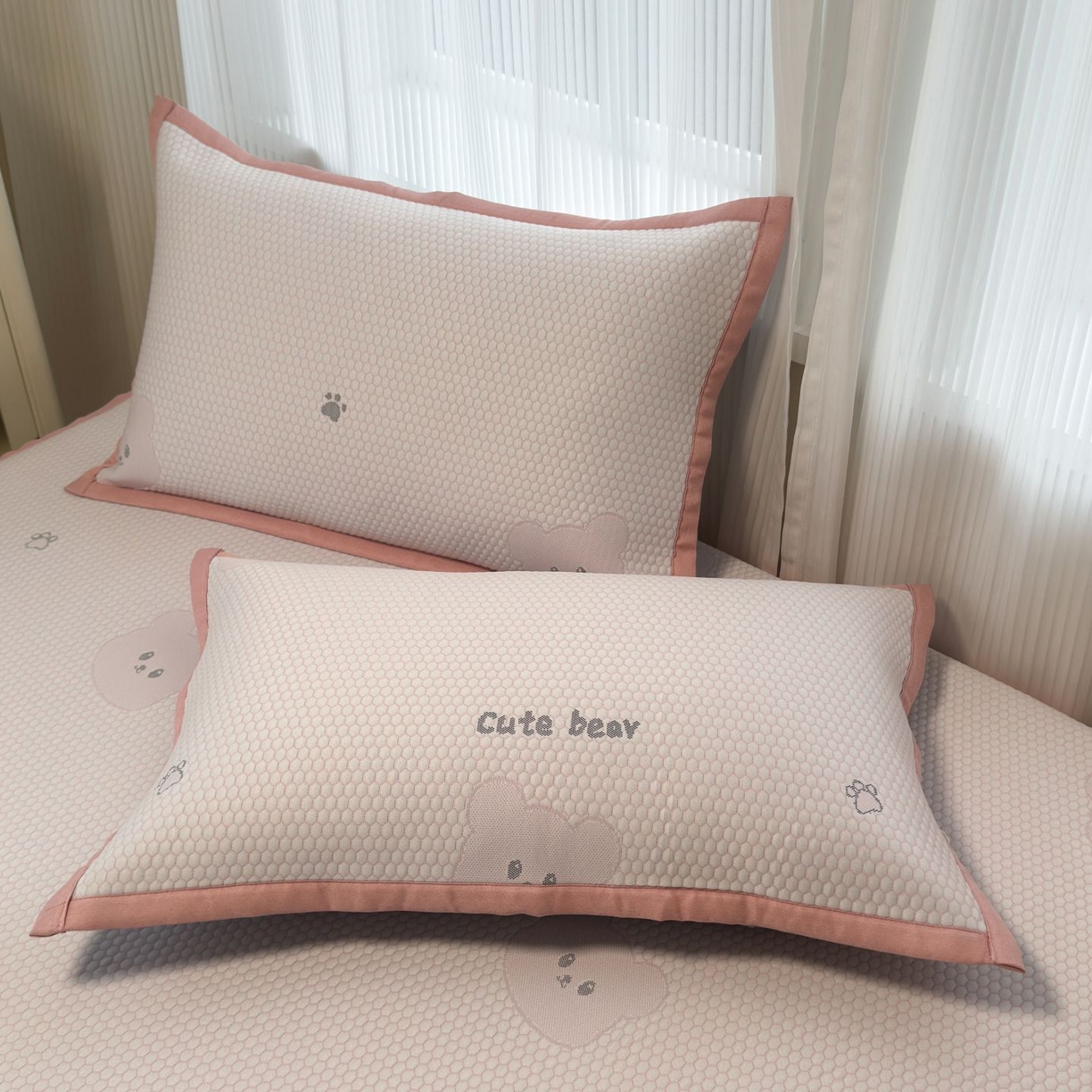 91家纺网 家纺一手货源 找家纺 亿梵家居 2026春夏新款冰豆豆PE高分子凉席 比利熊-粉