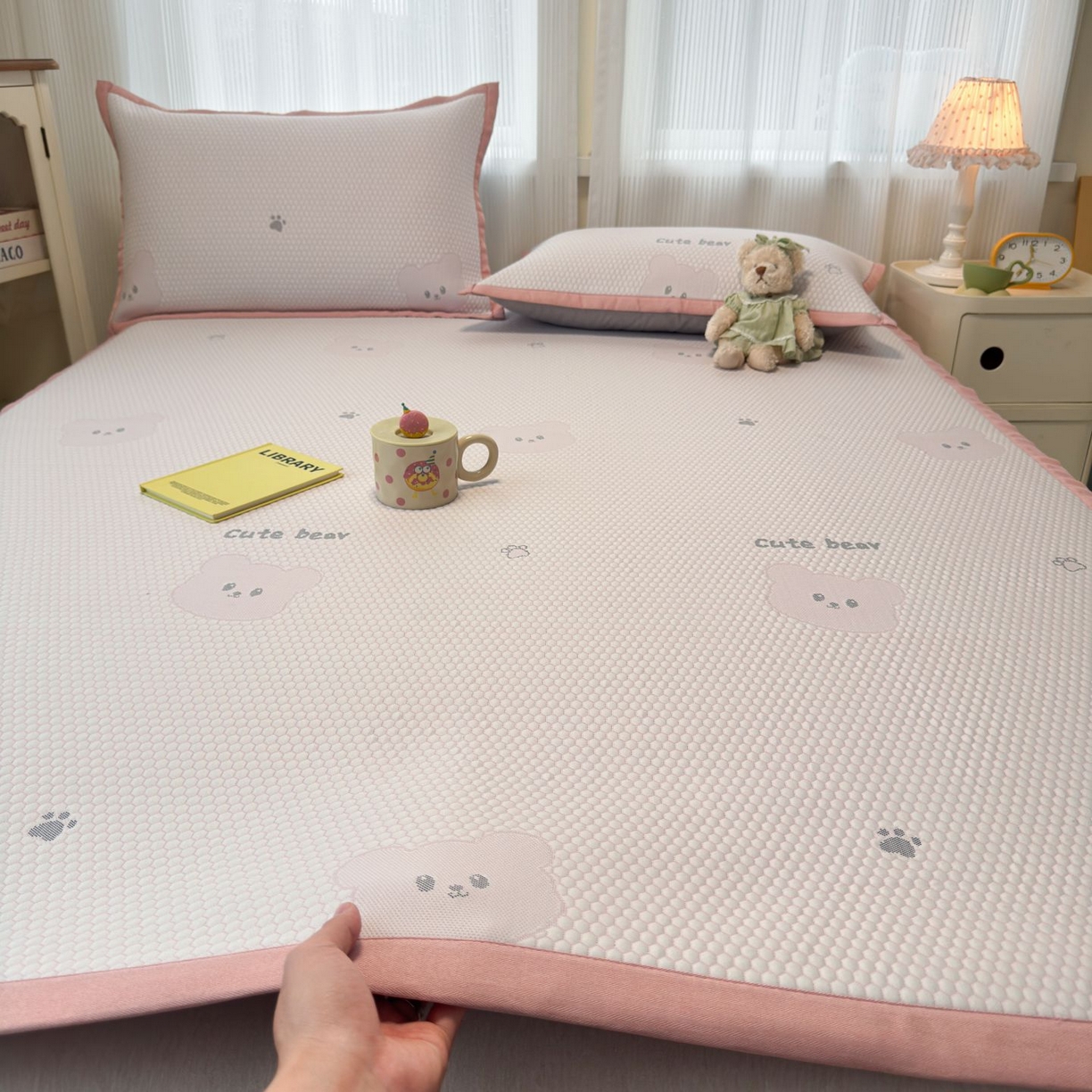 91家纺网 家纺一手货源 找家纺 亿梵家居 2026春夏新款冰豆豆PE高分子凉席 比利熊-粉