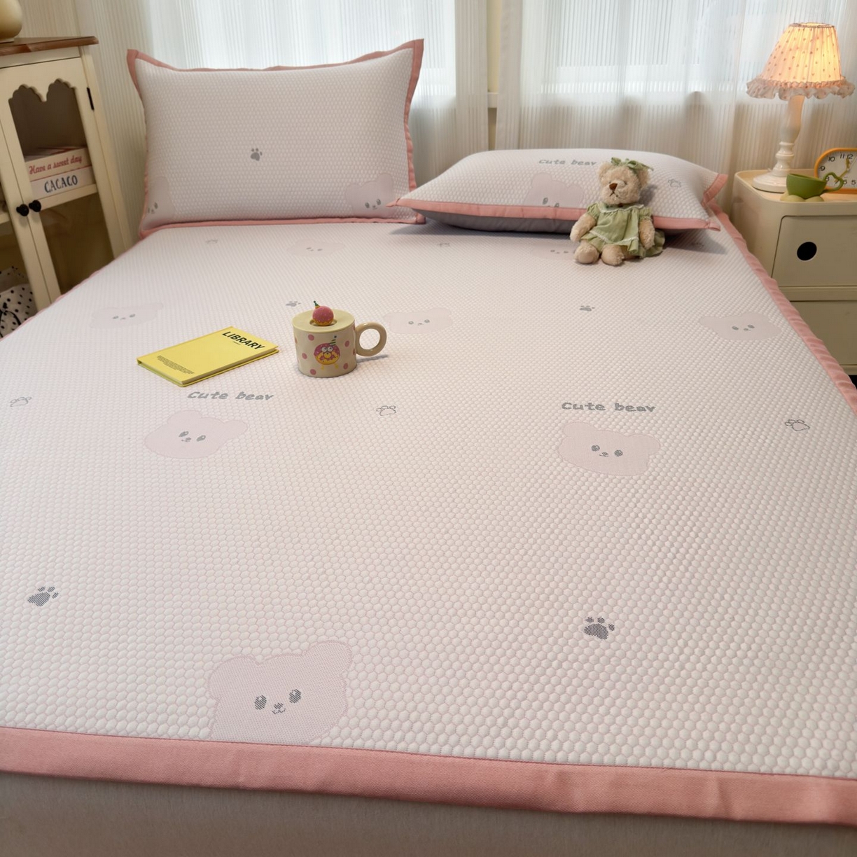 91家纺网 家纺一手货源 找家纺 亿梵家居 2026春夏新款冰豆豆PE高分子凉席 比利熊-粉