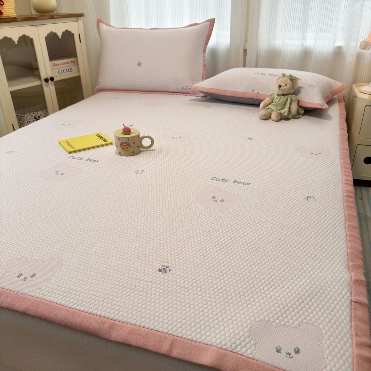 91家纺网 家纺一手货源 找家纺 亿梵家居 2026春夏新款冰豆豆PE高分子凉席 比利熊-粉