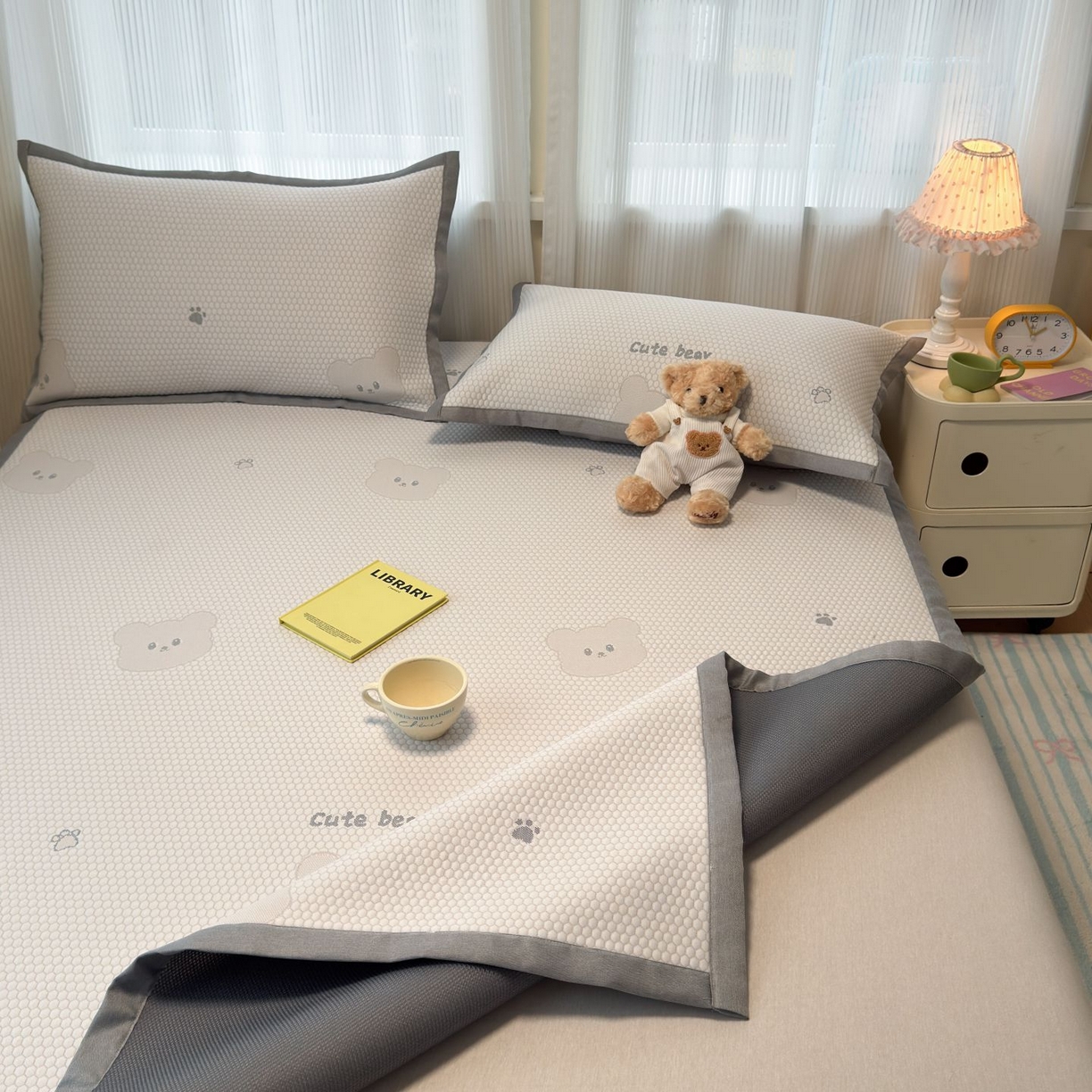 91家纺网 家纺一手货源 找家纺 亿梵家居 2026春夏新款冰豆豆PE高分子凉席 比利熊-咖